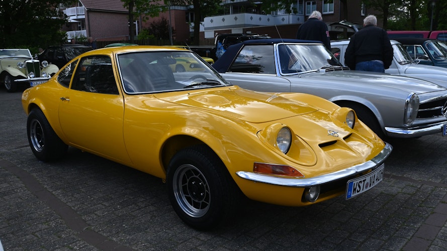 Baby-Corvette: Der Opel GT sorgte ab 1968 für Aufsehen auf den Straßen. Die Ähnlichkeit mit dem US-Sportwagen ist kein Zufall, denn beide Wagen wurden vom selben Design-Team entworfen. Foto: Vorwerk