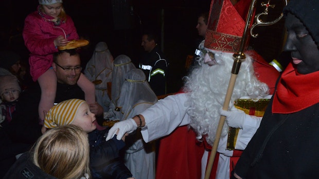 Heiliger Mann besucht die Kinder auf dem Nikolausmarkt