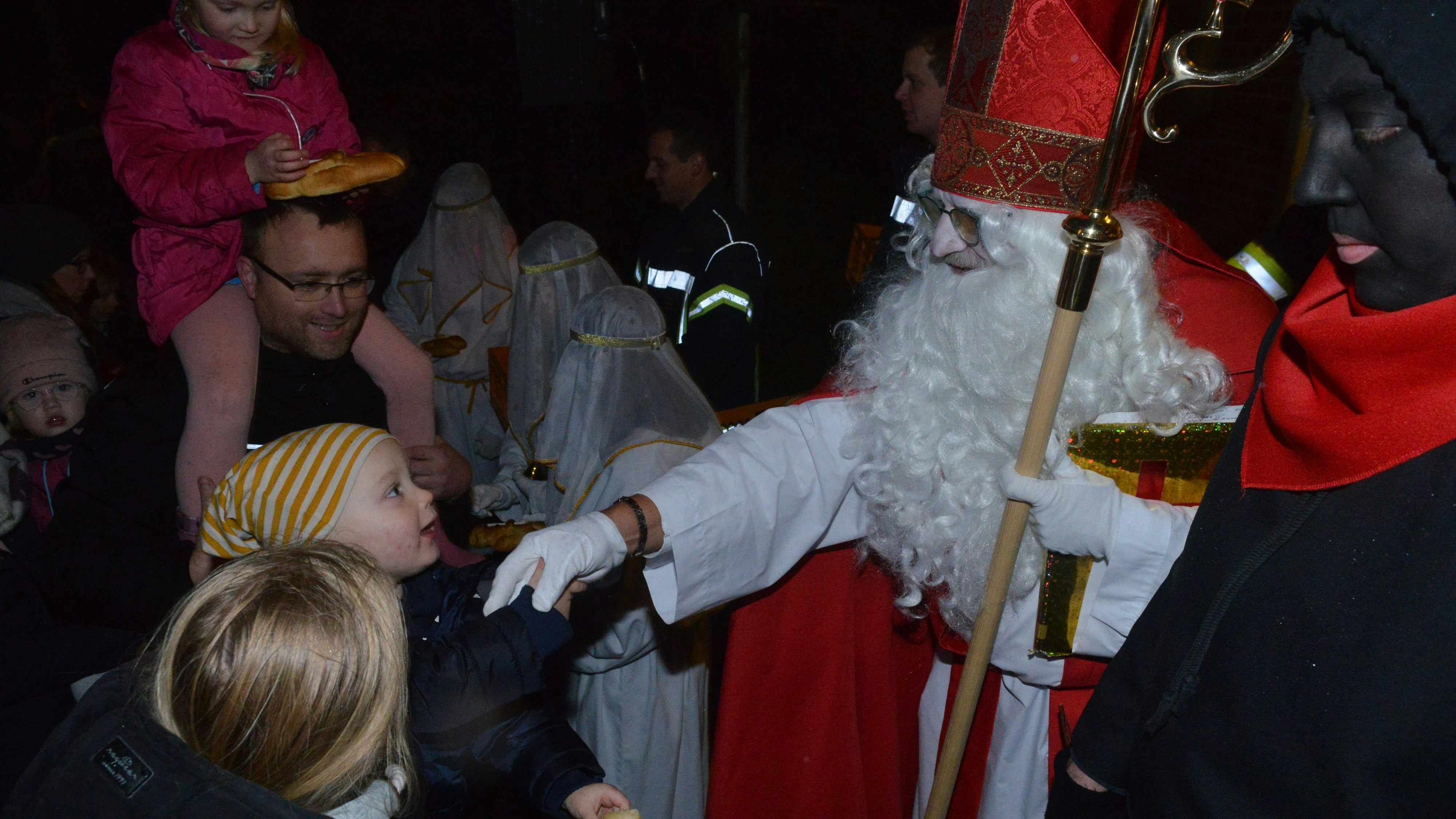 Darf nicht fehlen: Der Nikolaus beschenkte die Kinder. Foto: Siemer