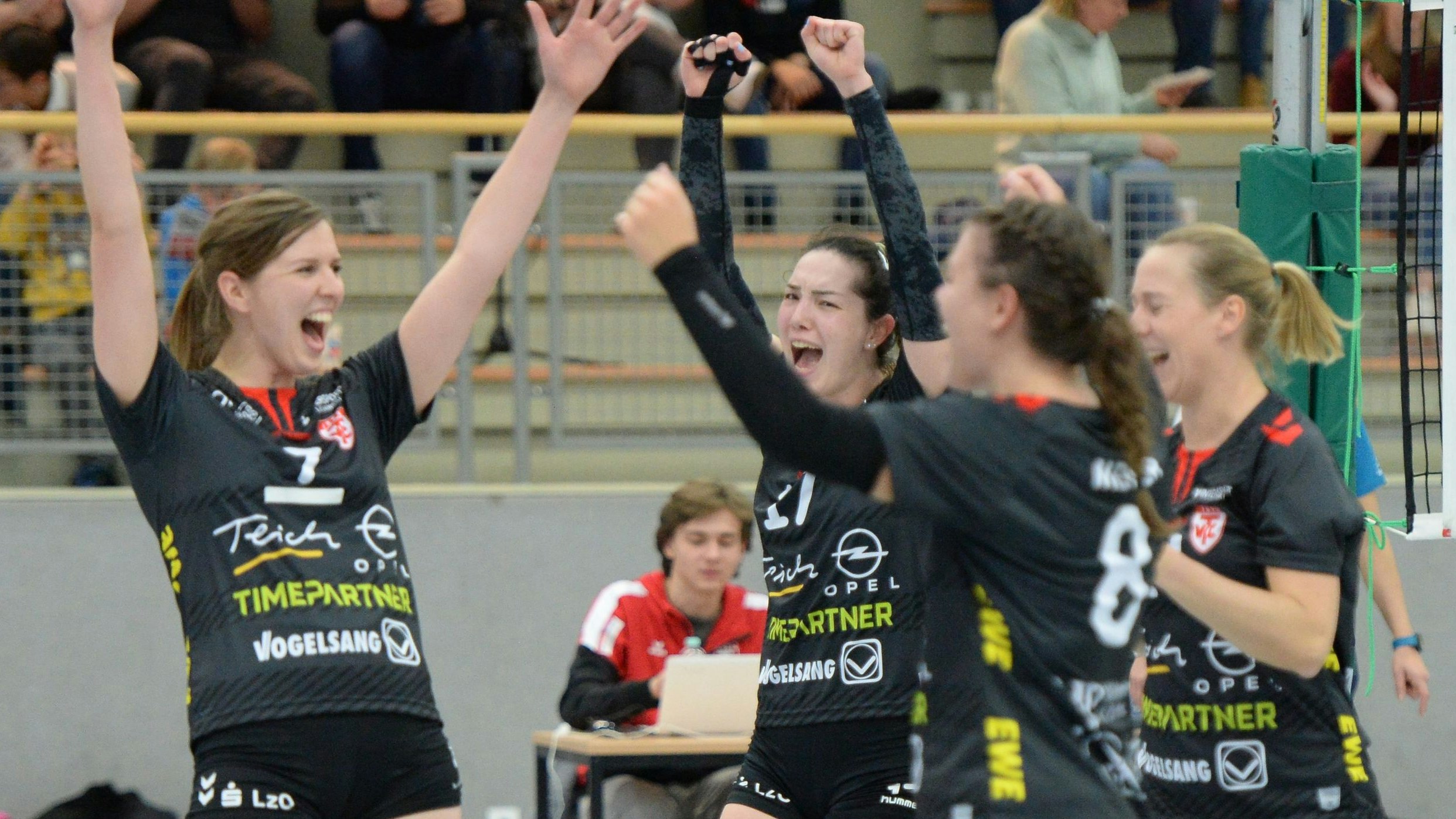 Riesenfreude: Die TVC-Volleyballerinnen, hier mit (von links) Marita Lüske, Tea Terzievska, Karoline Meyer und Maria Paulat, siegten beim TV Eiche Horn mit 3:2. Foto: Langosch