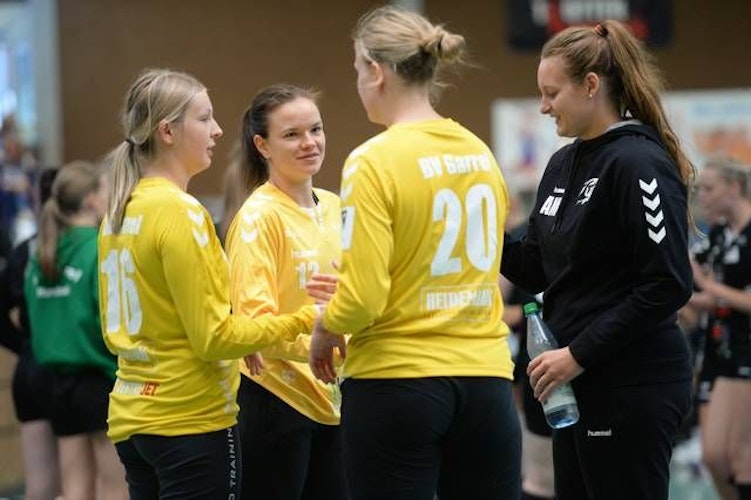 Die Trainingsgruppe Tor: Alexandra Kettmann (rechts) coacht die drei Garreler Keeperinnen Clara Fette (von links), Larissa Gärdes und Julia Thoben-Göken. Foto: Langosch