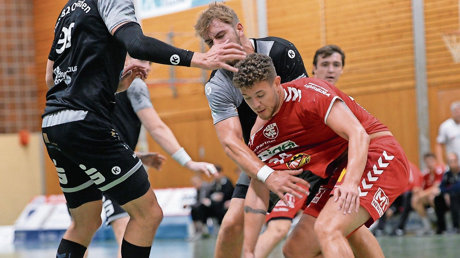 Endlich wieder Handball: Für den TV Cloppenburg (hier: Bence Lugosi, rotes Trikot, im Testspiel gegen Opladen) steht am Samstag das erste Spiel im Ligapokal an.Foto: Langosch