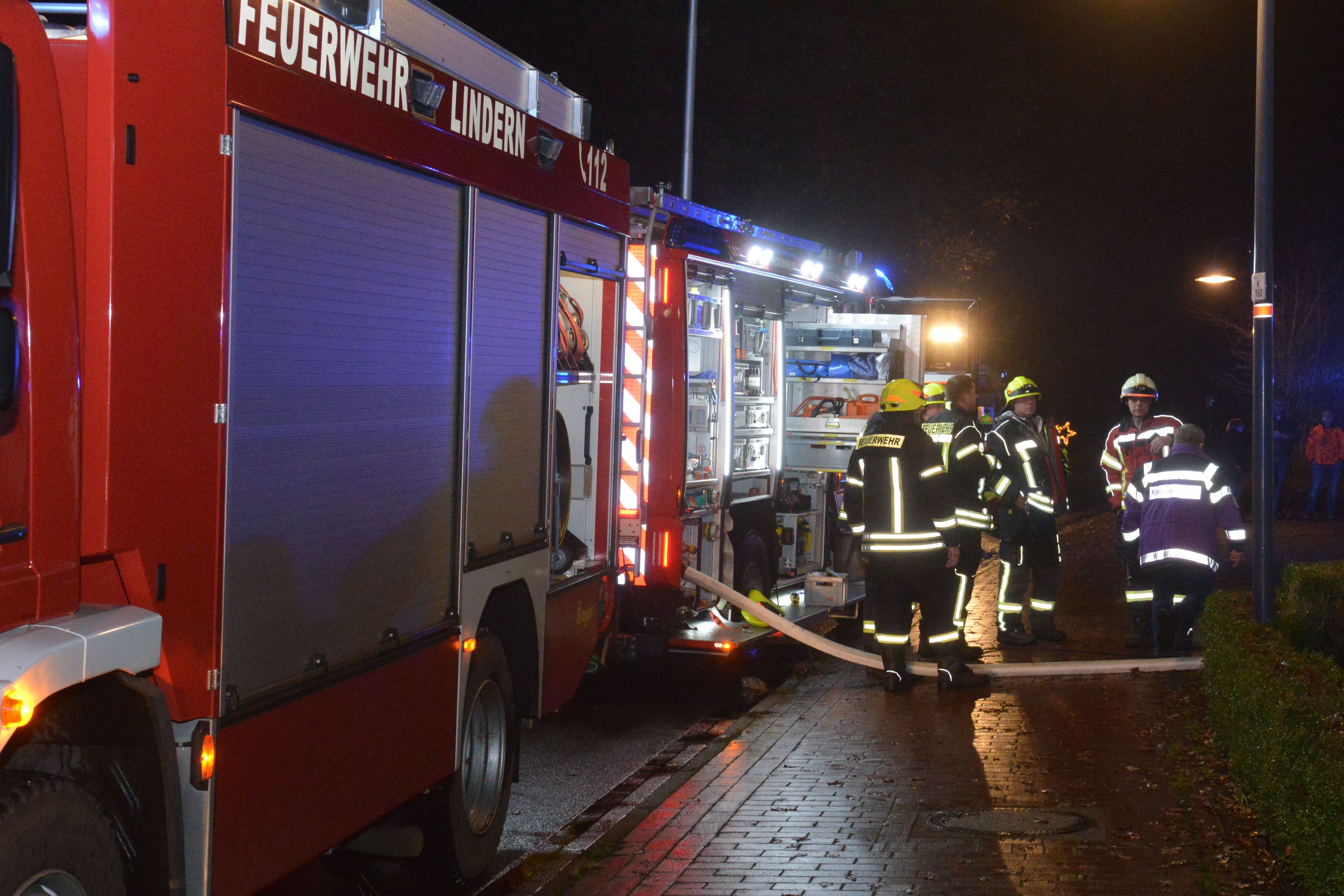Großeinsatz: Die Feuerwehren aus Lindern und Löningen eilten am Abend nach Liener. Foto: Willi Siemer
