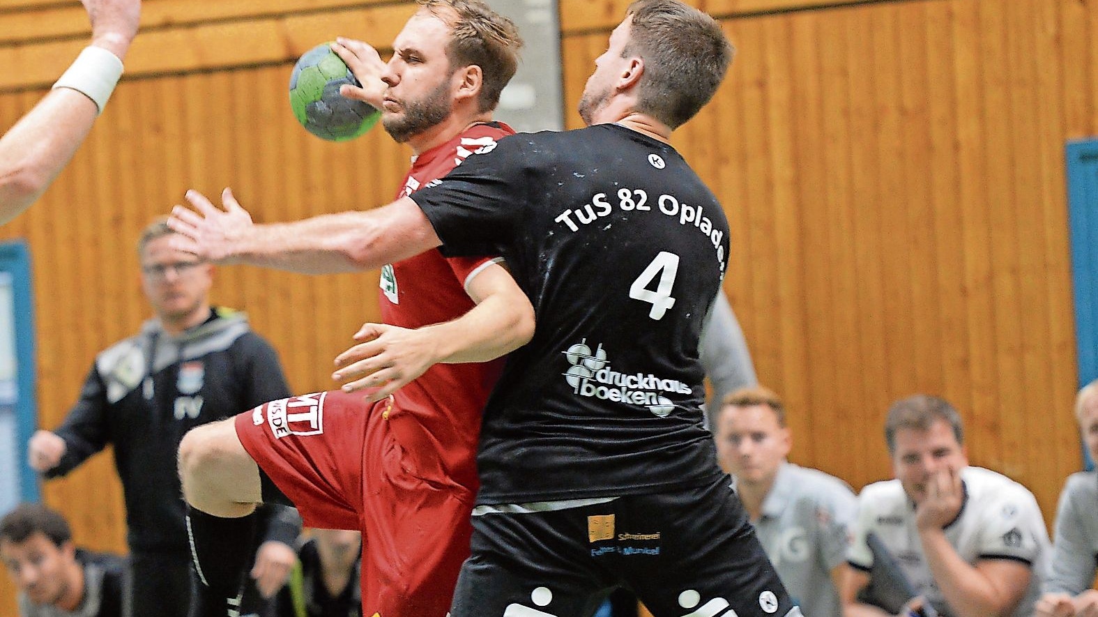Zwangspause: Mark Schulat (in Rot) und die TVC-Handballer können  aktuell nicht gemeinsam trainieren, geschweige denn spielen. Foto: ll