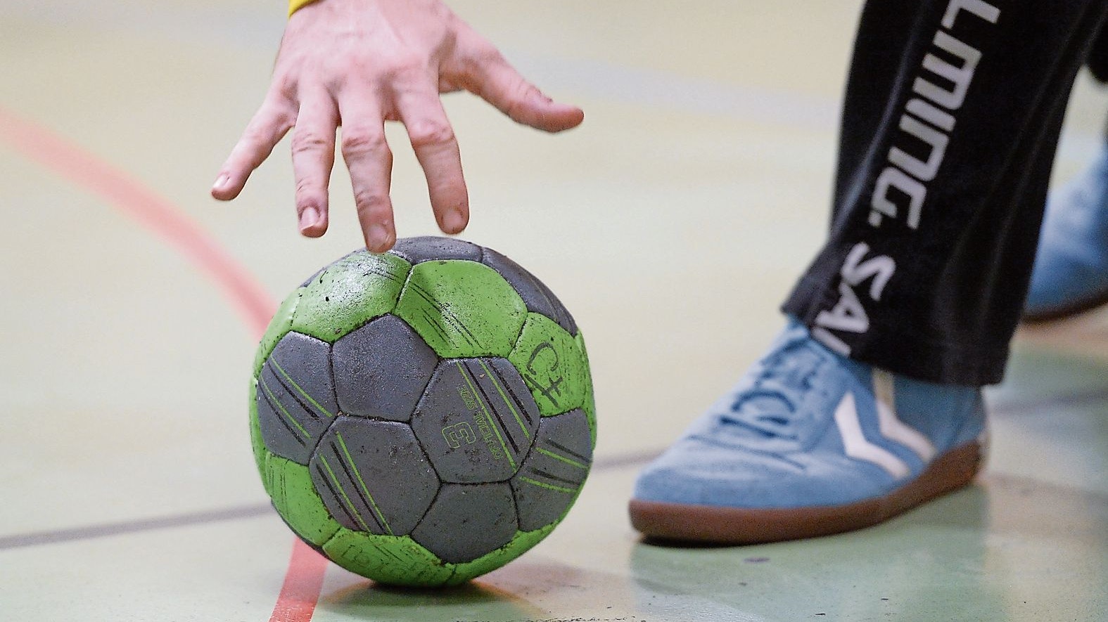 Finger weg vom Ball: Der Spielbetrieb für die Handballer und Handballerinnen in den 3. Ligen ist vorerst bis zum 31. Januar ausgesetzt. Foto: Langosch