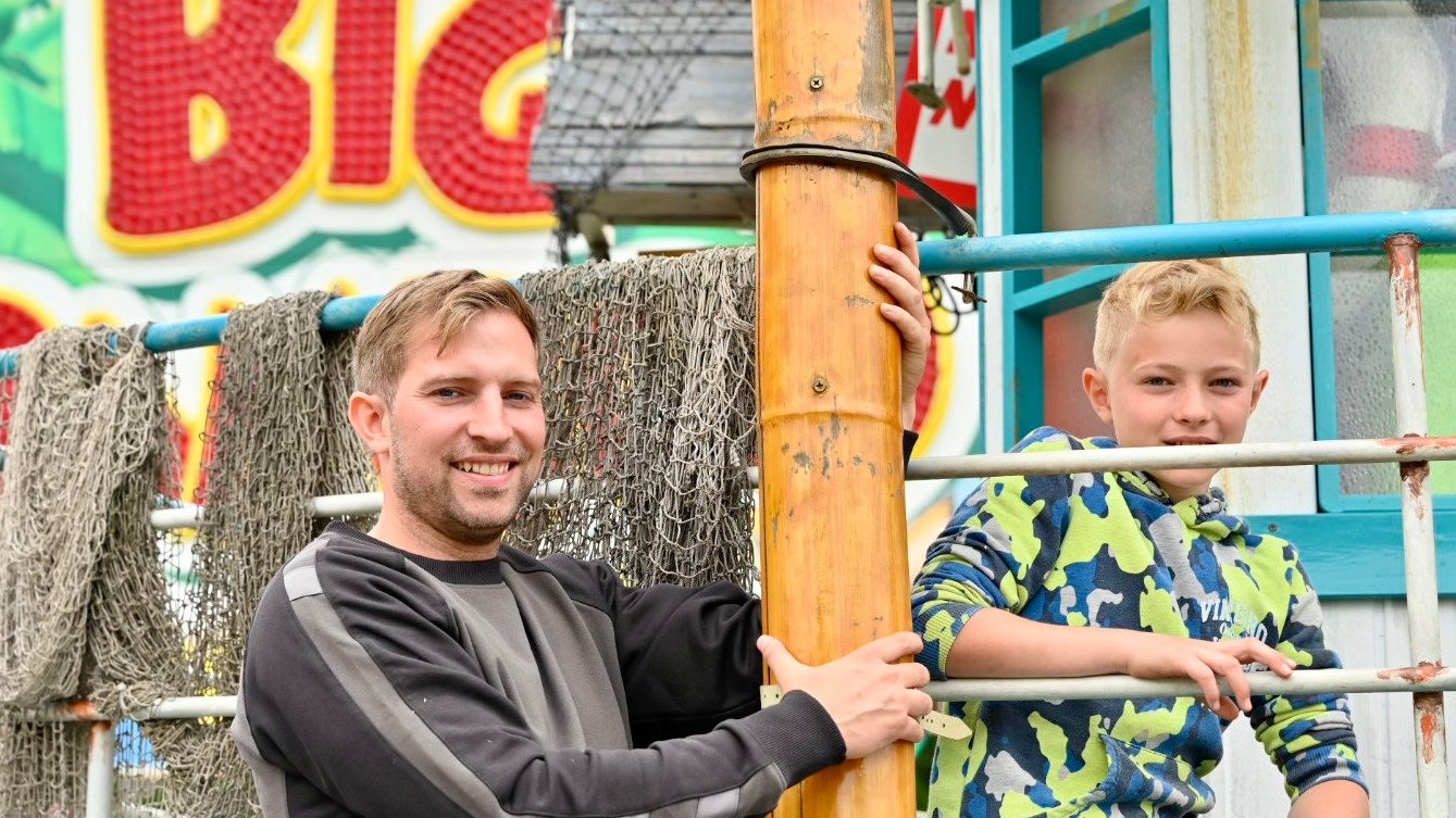 Aufbau des "Big Bamboo" auf dem Stoppelmarktsgelände: Robért Hempen erhält dabei Unterstützung von seinem Sohn Charly. Foto: M. Niehues