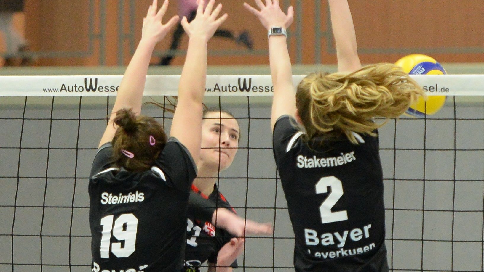 Weg versperrt: Polina Bizhko (Mitte) scheitert am Bayer-Block mit Hanna Steinfels (li.) und Alicia Stakemeier. Der TVC verlor 1:3. Foto: Langosch