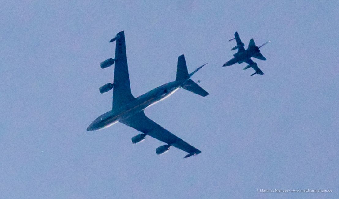 Andocken über Bakum: Am Montag um 10.06 Uhr nähert sich der Kampfjet dem Tankflugzeug, dann gelingt das Manöver in fast sechs Kilometern Höhe. Foto: M. Niehues