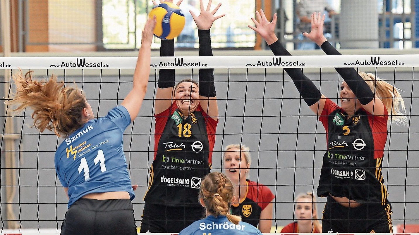Im Oktober geht es weiter:&nbsp;Der DVV hat einen neuen Modus für die Volleyballsaison 2021/2022 in den Dritten Liga, in der auch die Frauen des TV Cloppenburg (rechts: Lisa Lammers neben Karoline Meyer) spielen, und der Regionalliga mit dem VfL Oyxthe II entworfen. Foto: Langosch