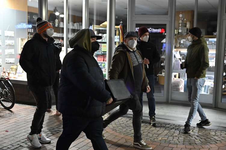 Gegendemonstranten beschallen die Spaziergänger in Vechta mit antifaschistischer Musik. Foto: M. Niehues