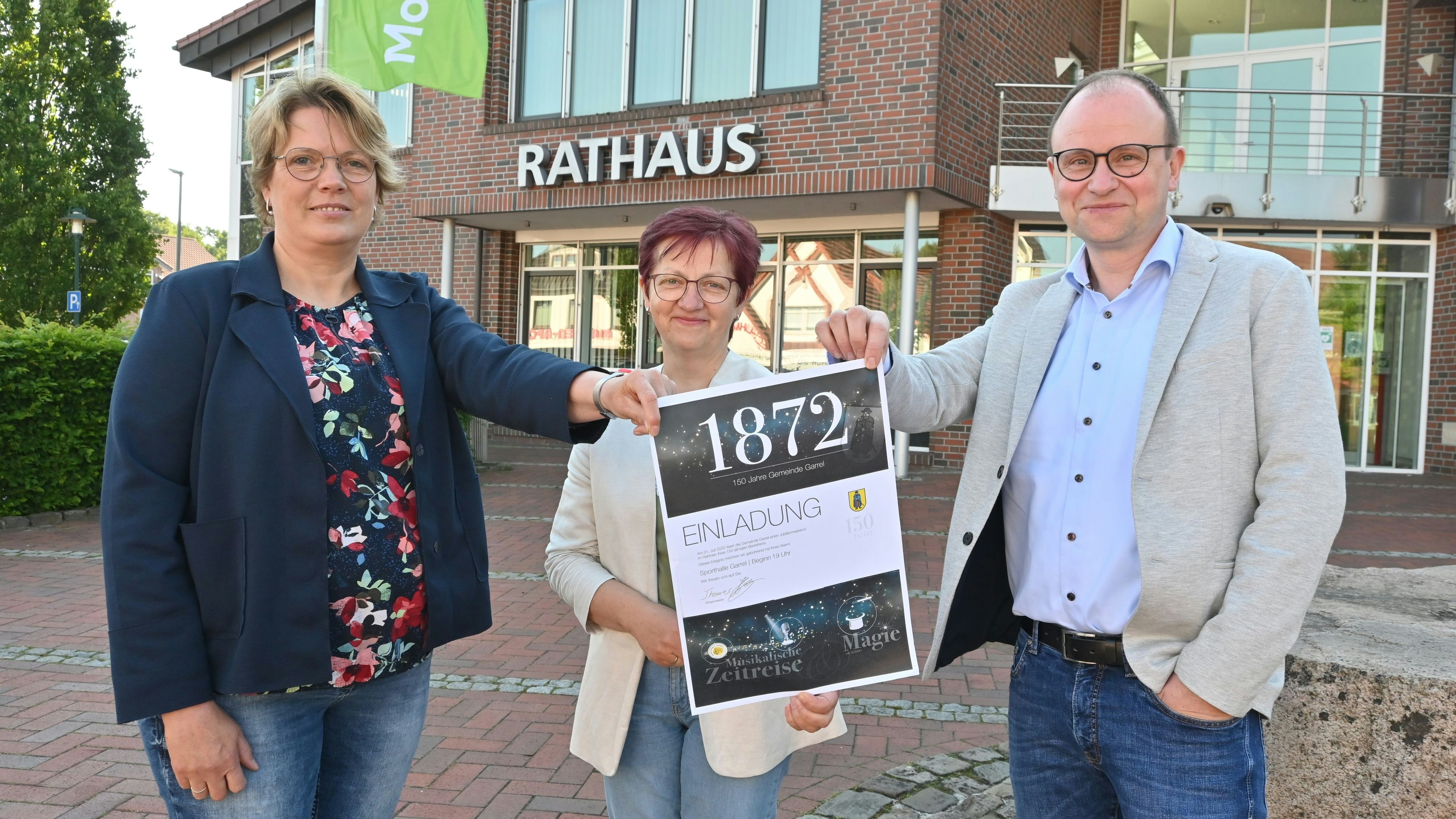 Freuen sich auf das Jubiläum: Bürgermeister Thomas Höffmann präsentiert die Einladung zusammen mit seinen Mitarbeiterinnen Elisabeth Lohmann (links) und Agnes Timmerevers. Foto: Thomas Vorwerk