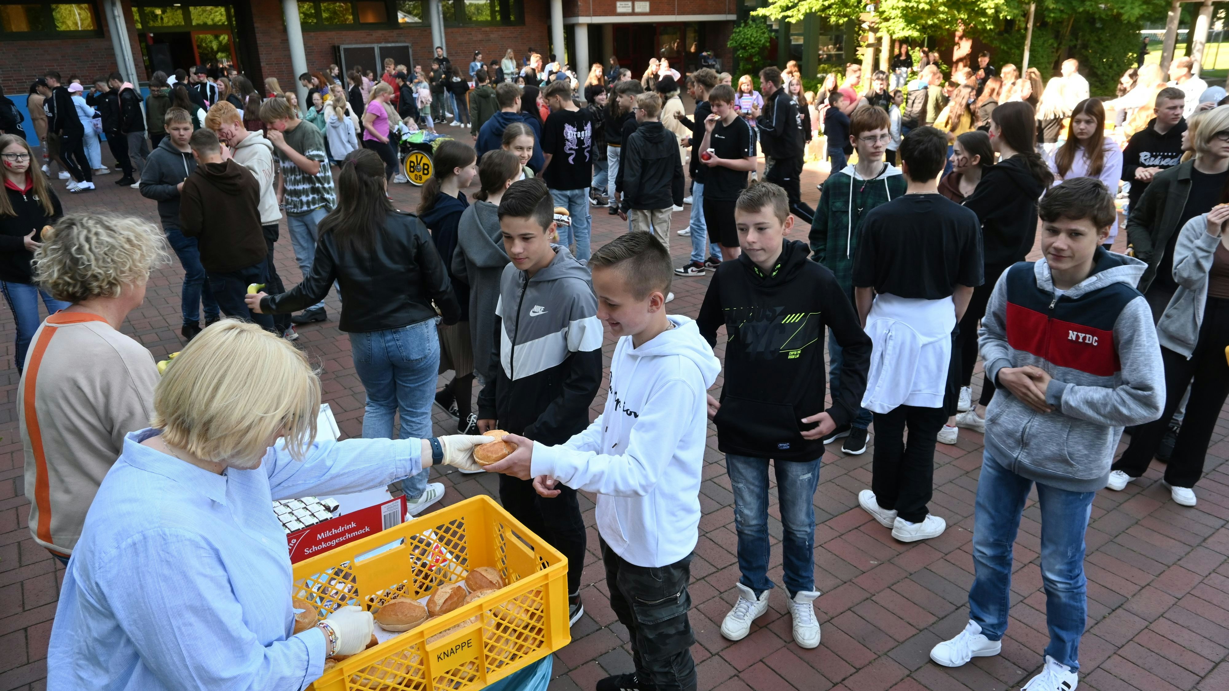 Mahlzeit: Die Brötchen mit den Schaumküssen waren bei den Schülern begehrt. Foto: Thomas Vorwerk