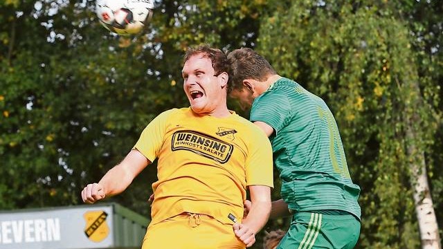 Kreisderby: Der SV Bevern (gelbe Trikots) und Hansa Friesoythe (grüne Trikots) werden sich sicher wieder packende Duelle liefern. Archivfoto: Wulfers