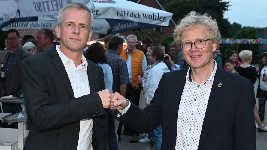 Nach der Wahl: Frank Beumker (links) gratuliert dem Sieger Marcus Brinkmann.   Archivfoto: Vorwerk