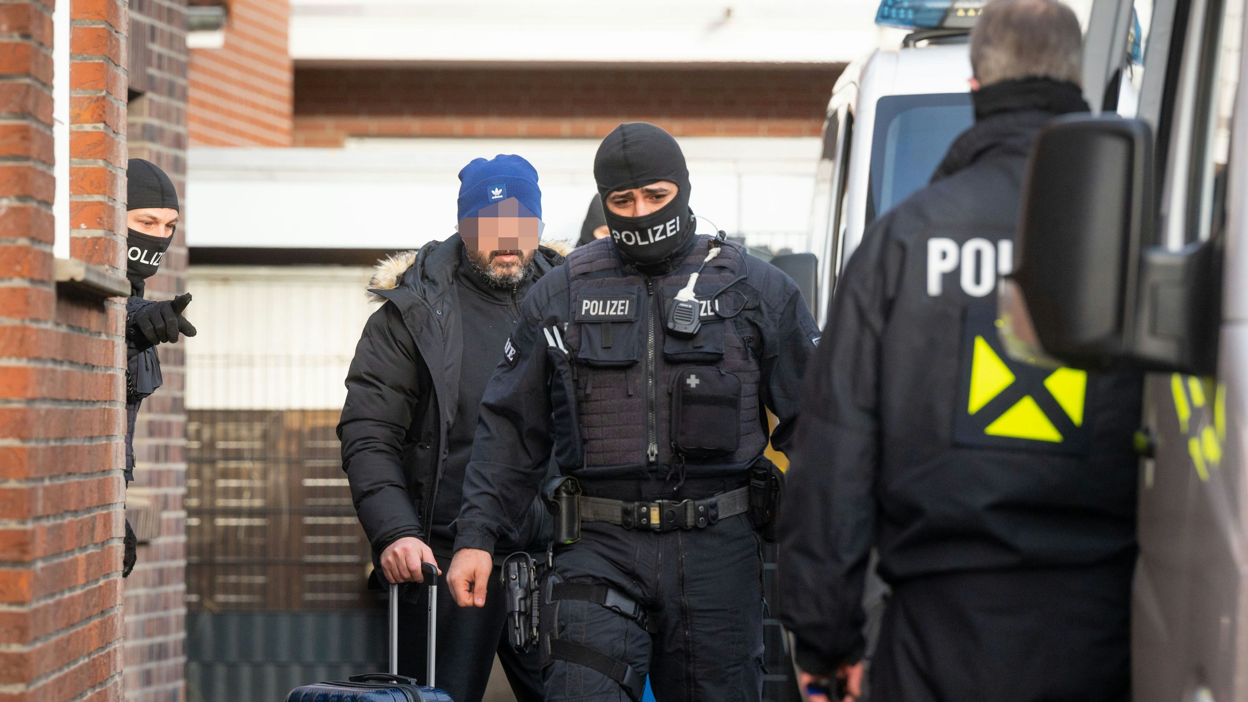Verdächtiger aus Vechta wird festgenommen: Polizeibeamte aus Bayern führen ihn in den Gefangenentransporter. Foto: M. Niehues