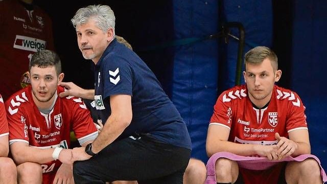 Taktik-Fuchs: TVC-Coach Barna Zsolt-Akacsos (Mitte) will sich etwas ausdenken, um Hagen zu überraschen. Foto: Langosch