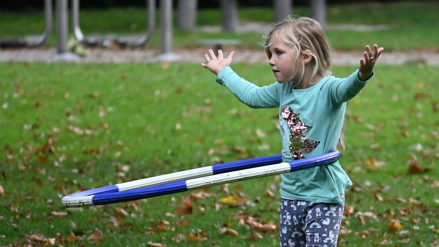 Maila hat den Dreh raus. Die 6-Jährige ist die jüngste Teilnehmerin im Emsteker Bürgerpark. Foto: Thomas Vorwerk