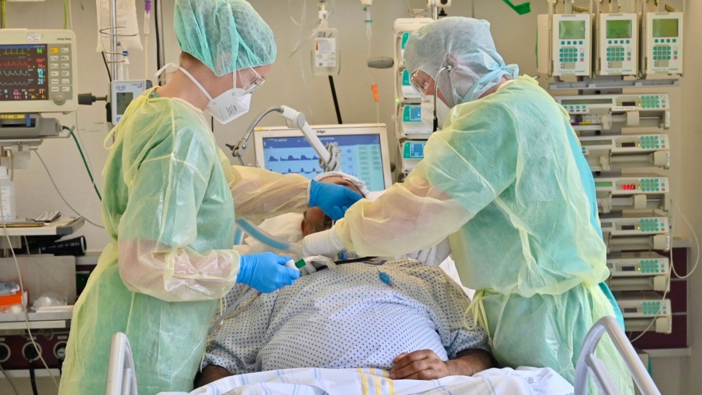 Das Leben hängt an Maschinen, die die Beatmung übernehmen: Ein Patient mit Pflegern auf der Corona-Intensivstation des Marienhospitals in Vechta. Foto: M. Niehues