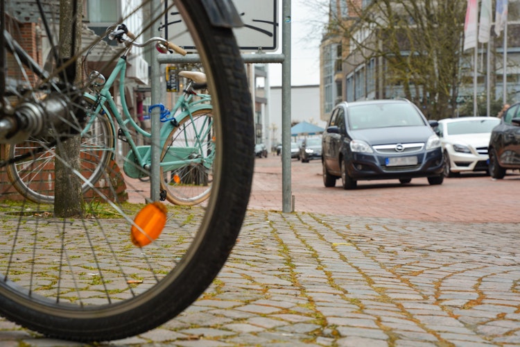 Rad und Auto: Die CDU sieht die Verkehrssituation in Cloppenburg als Herausforderung. Symbolfoto: Hermes