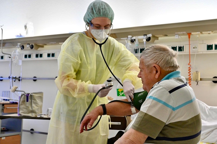 Messen des Blutdrucks auf der normalen Corona-Station in Vechta. Der 80-jährige Dialyse-Patient aus Wildeshausen steht kurz vor Entlassung. Ich bin allen hier sehr, sehr dankbar, sagt er. Foto: M. Niehues