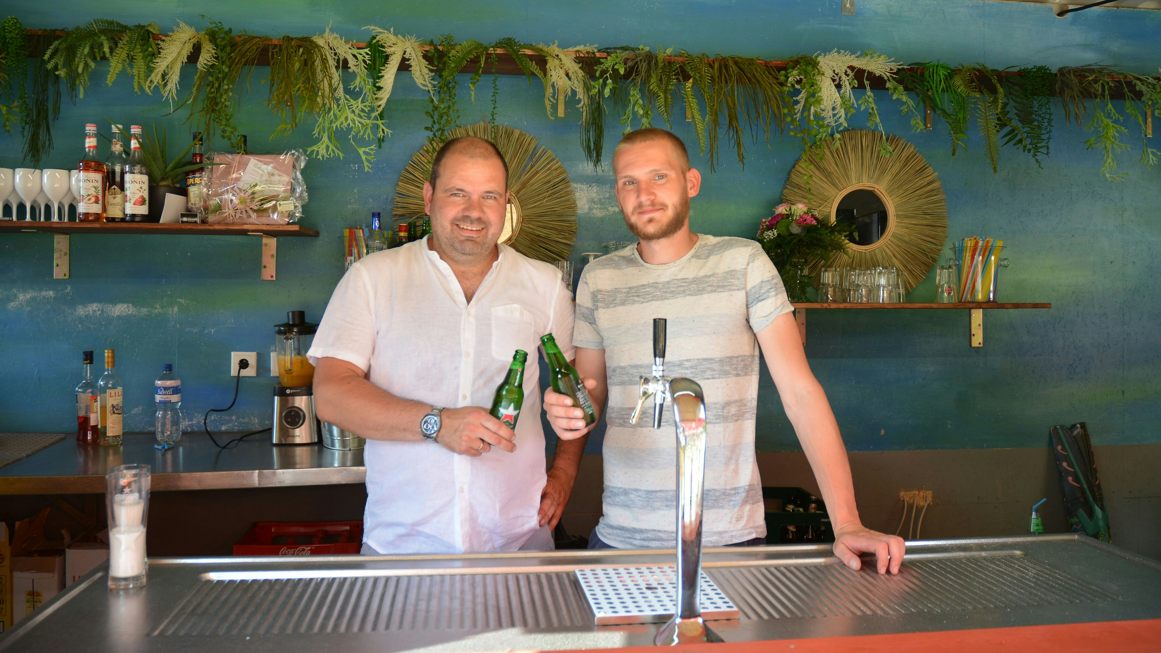 Prost!&nbsp;Matthias Kröger (links) und&nbsp;David Pytel stoßen auf die Eröffnung ihrer neuen Bar an.&nbsp;Foto: Wenzel