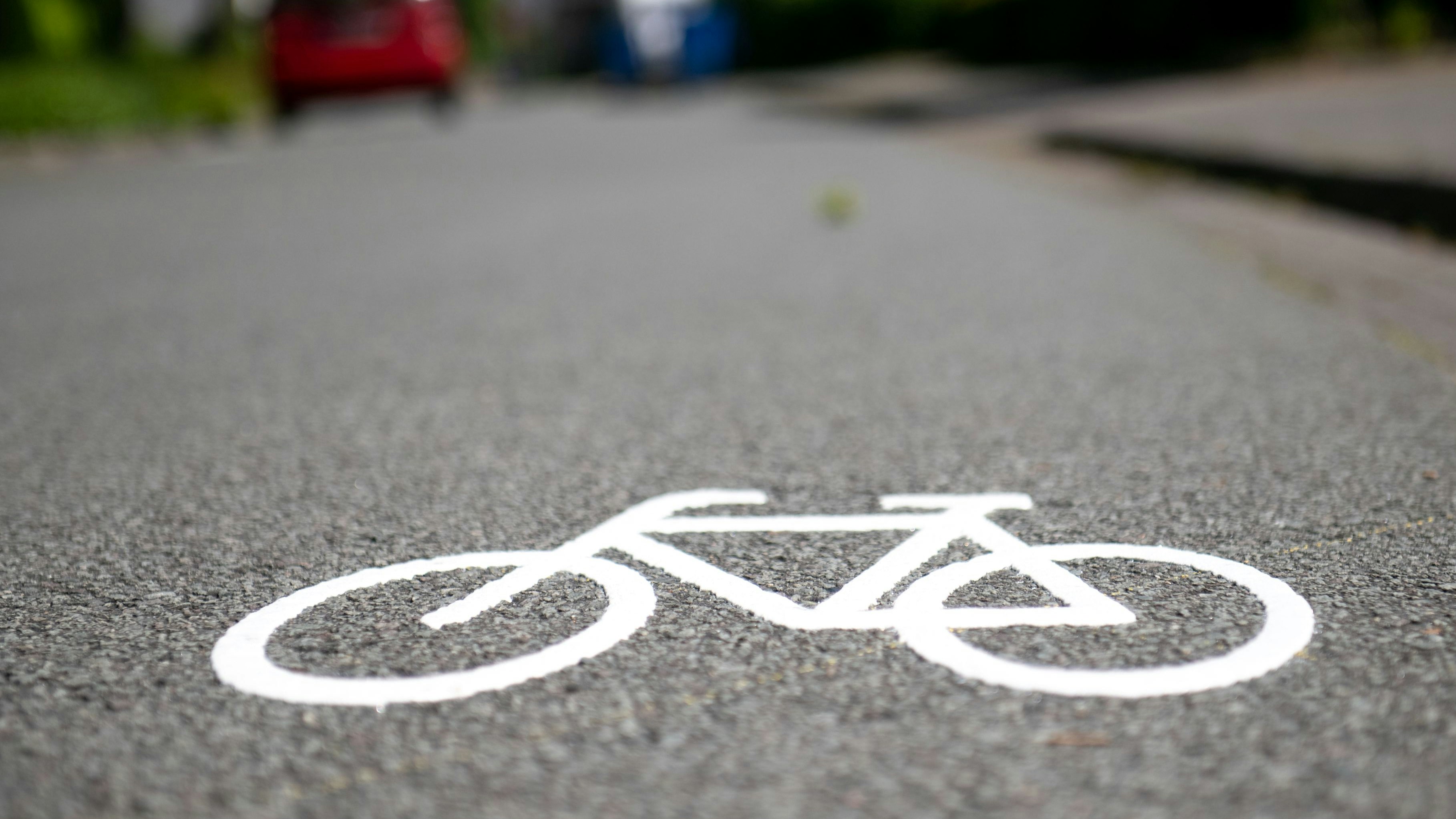 Auf die Straße: Neue Markierungen sollen Rad- und Autofahrern Orientierung geben. Oft ist die Fahrbahn für Radler die richtige Wahl – wenn es keine ausgeschilderten Radwege gibt. Foto: Chowanietz