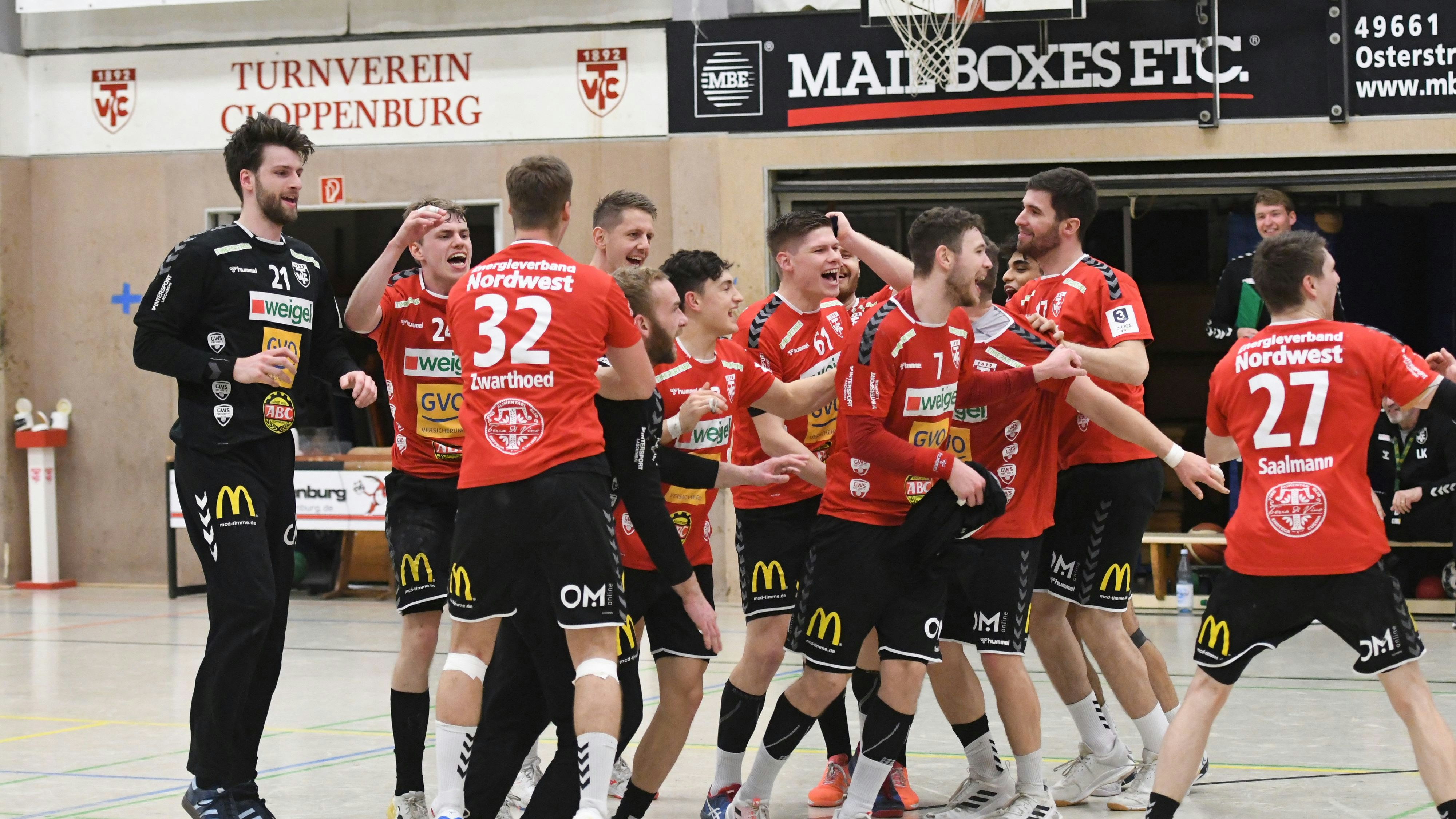 Jubel pur: Cloppenburgs Handballer feierten mit dem hart erkämpften 35:34-Erfolg im Kellerduell der 3. Liga gegen TV Bissendorf-Holte den zweiten Saisonsieg. Foto: Wulfers