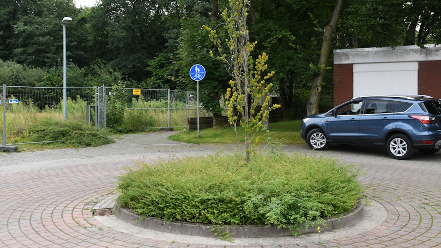 Einzige Zufahrt zum Gelände: Ein Kreisel, der von Einfamilienhäusern gesäumt ist. Die Nachbarn befürchten zugeparkte Wohnstraßen.