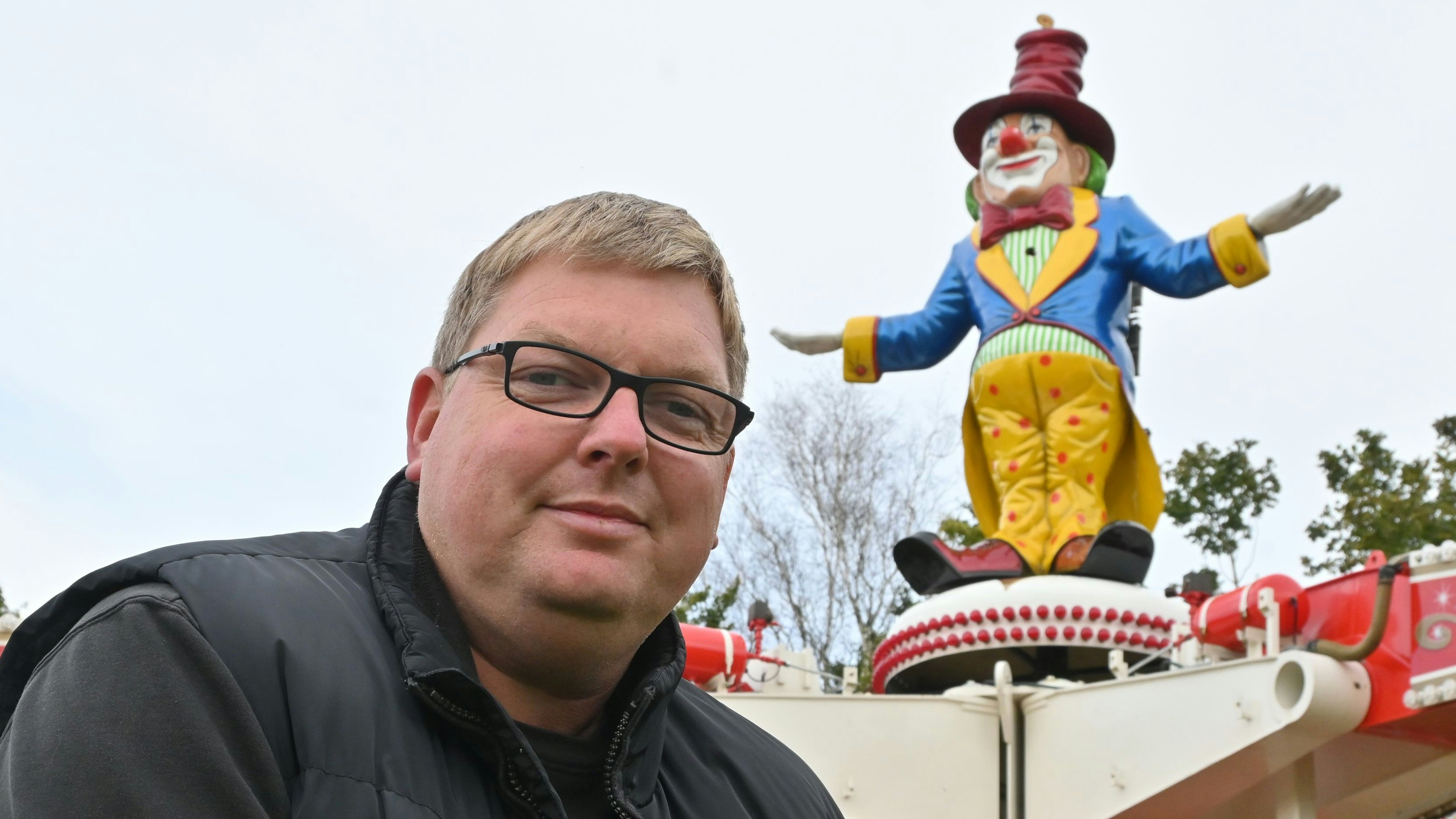 Mag es bunt: Christian Preuß hat vor ein paar Jahren das Fahrgeschäft "Circus Circus" gekauft. Foto: Vorwerk