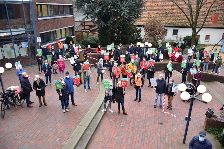 Viele Gegner: Zahlreiche Dammer protestierten vor dem Rathaus. Foto: Lammert