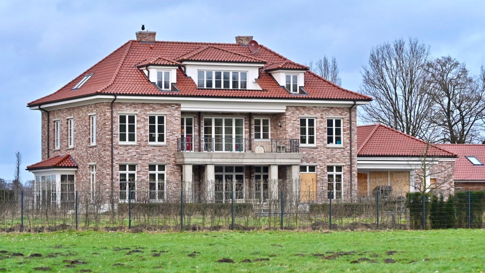 Die Einbruchsspuren sind Mitte Februar 2022 noch zu sehen: Aber die Villa Holt wird jetzt wieder bewohnt. Foto: M. Niehues