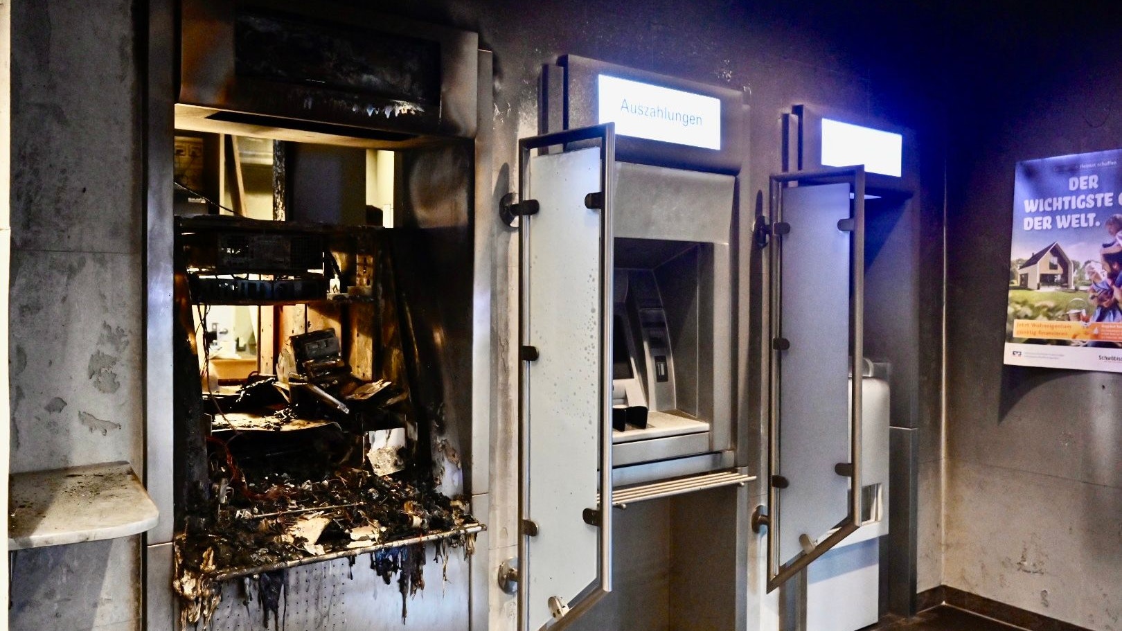 Völlig zerstörter Geldautomat: Der Eingangsbereich der Volksbank in Goldenstedt. Foto: M. Niehues