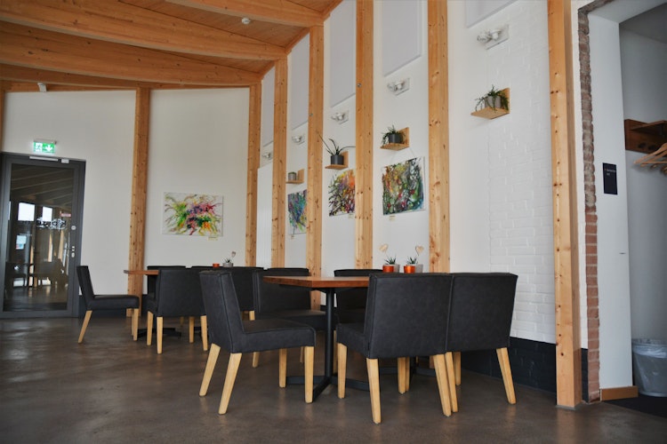 In dem Klosterhof Cafe&Bistro sorgen die Kunstwerke für ein schönes Ambiente. Foto: E. Wenzel