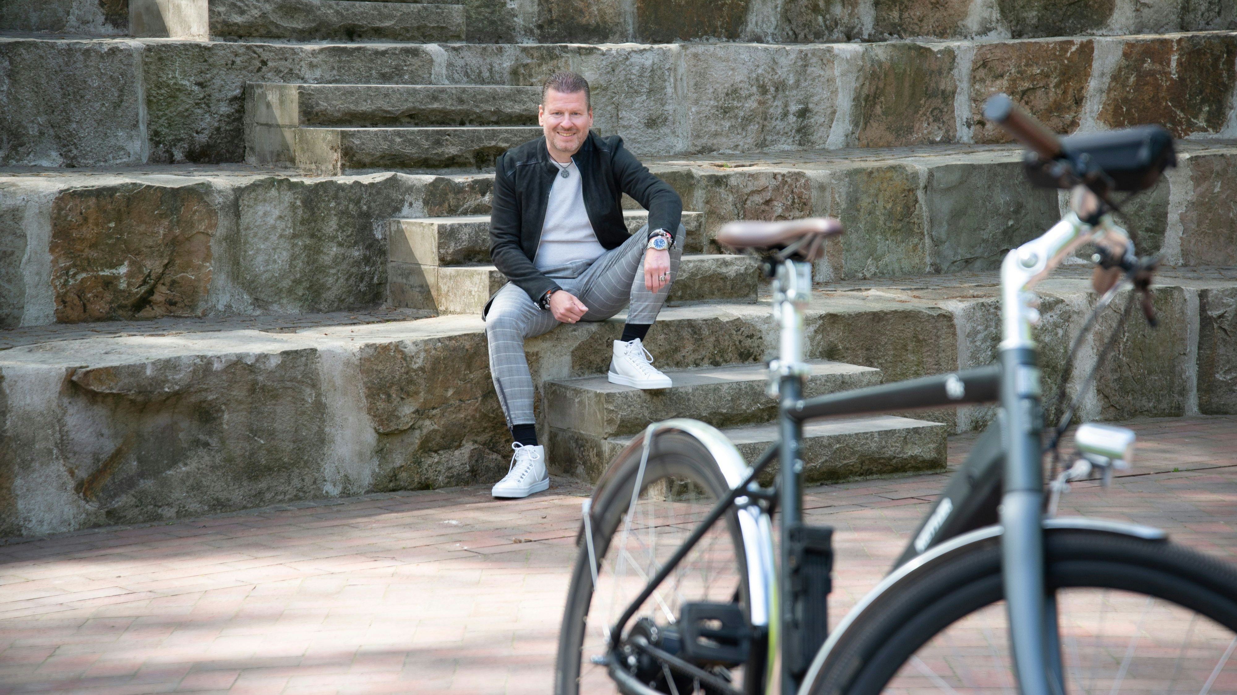Emsteks Bürgermeister Michael Fischer hat mit dem Fahrrad ein paar schöne Plätze in seiner Gemeinde angesteuert. Foto: Tanja Schulte-Saß
