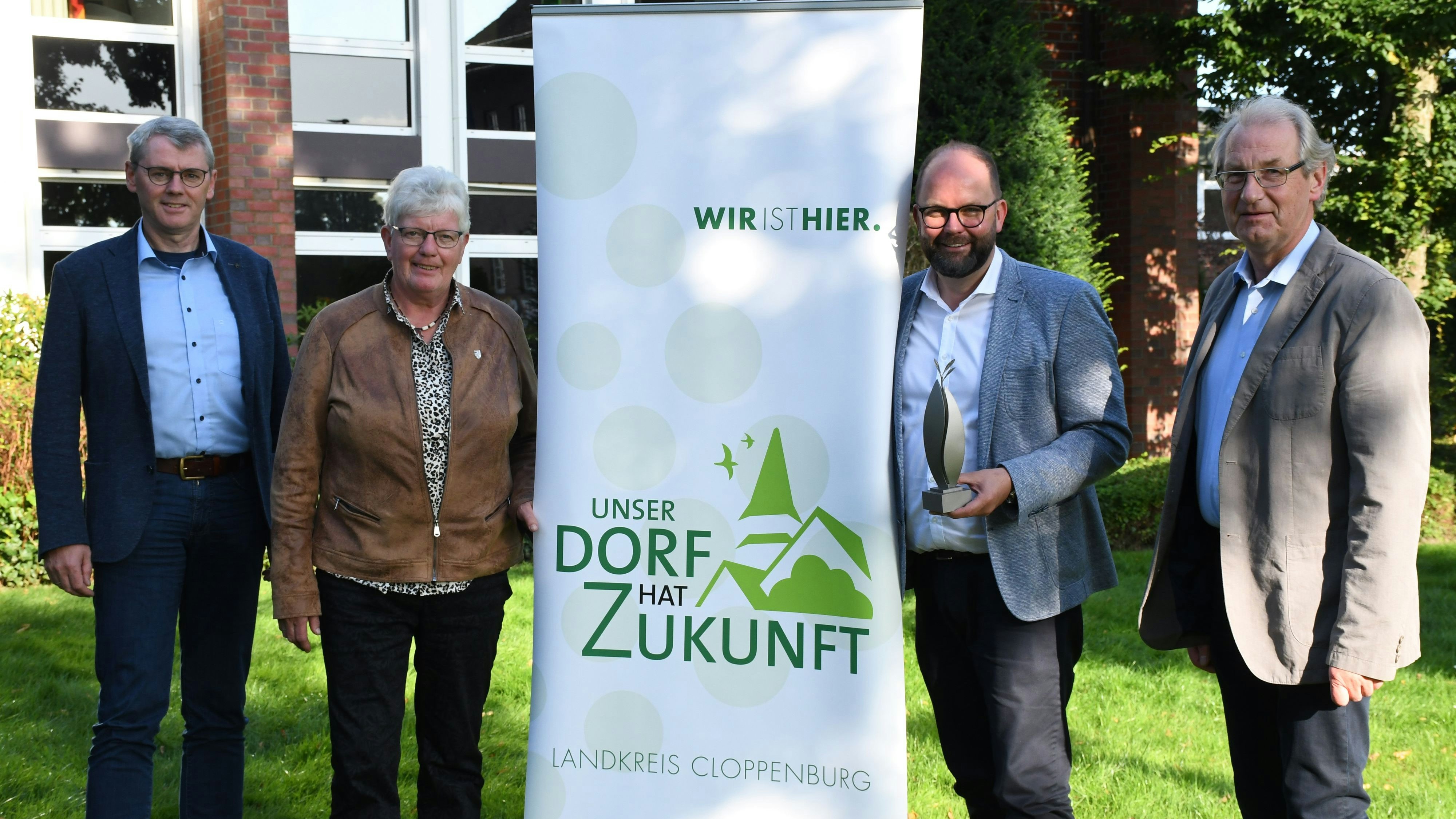 Geben die Dorfsieger bekannt: (von links) Ansgar Meyer, Marlies Hukelmann, Johann Wimberg und Organisator Andreas Wegmann. Foto: Kreke