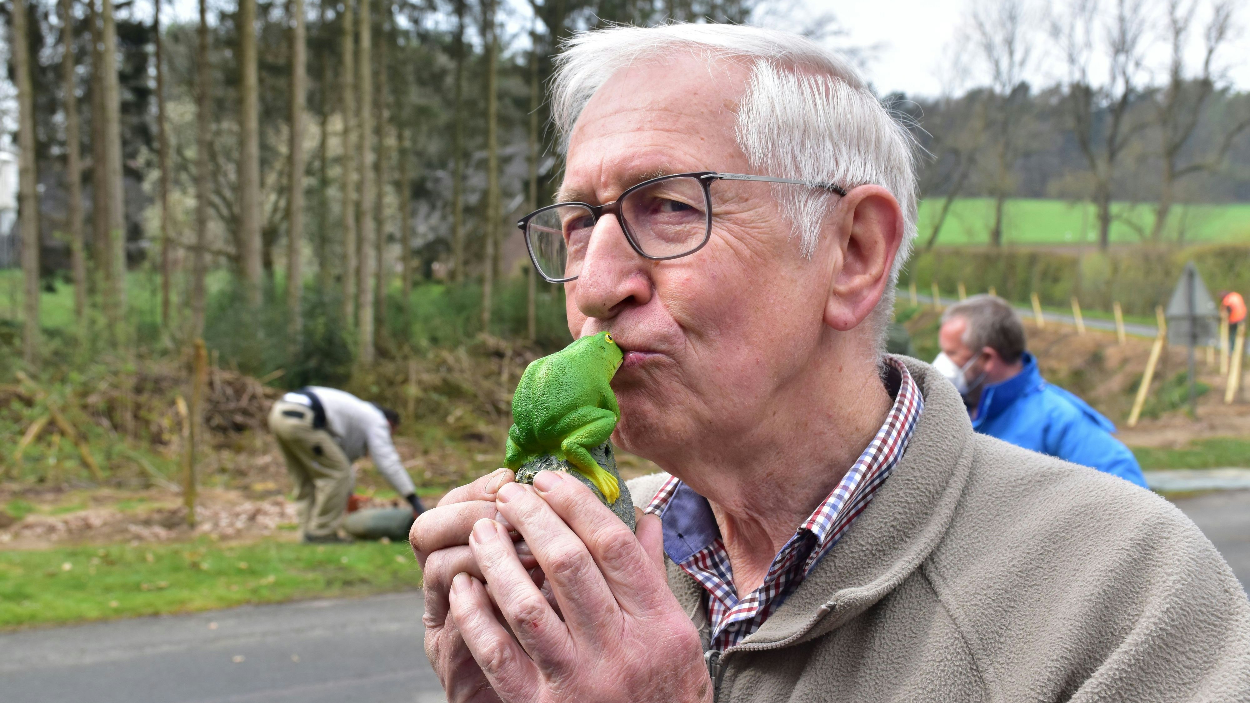 Ein Bild mit Symbolcharakter: Immer wieder hat Werner Schiller in den vergangenen 30 Jahren im Rahmen des Amphibienschutzes in Ossenbeck einen Frosch geküsst (der auf dem Bild ist aus Kunststoff), eine Prinzessin fand sich so allerdings nie. Foto: Lammert