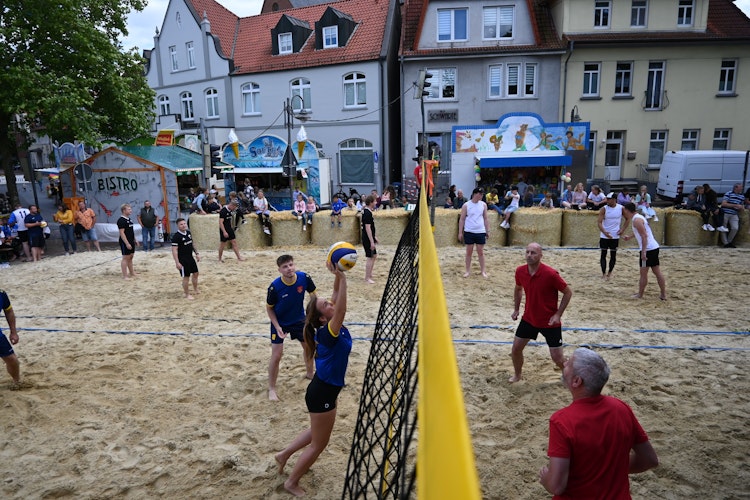 Keinen Punkt verloren geben: Das Beach-Volleyball-Turnier lockte einige Sportler und Zuschauer an. Foto: Vorwerk