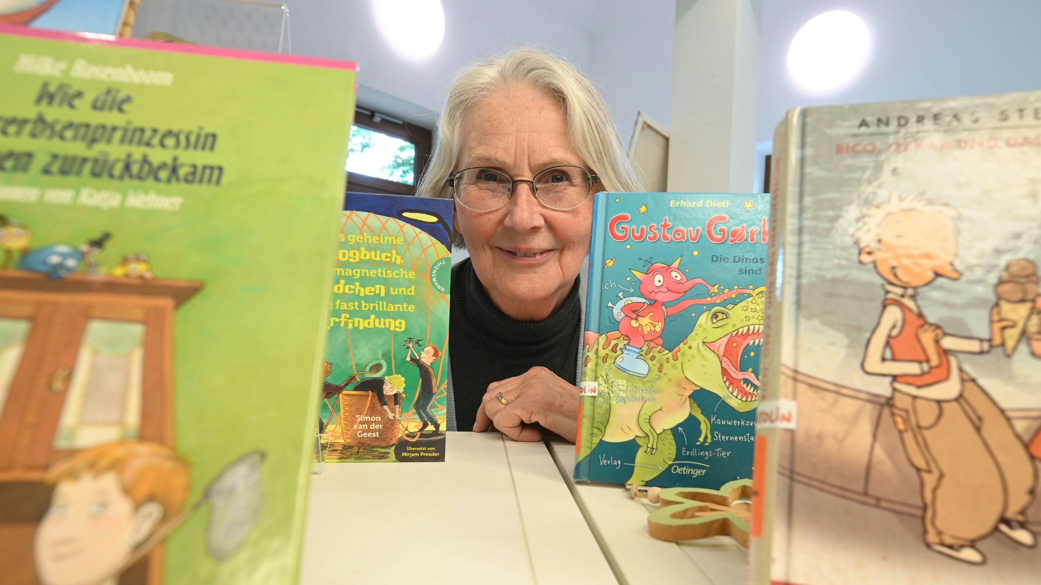 Bücherwelt: Ulla Moormann fühlt sich wohl zwischen Kinderbüchern und Romanen. Foto: Vorwerk
