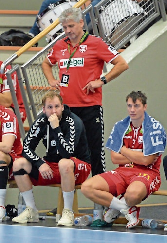 Frust: Coach Barna-Zsolt Akacsos war von der zweiten Hälfte enttäuscht. Vorn: Mark Schulat (links) und Edwin de Raad.
