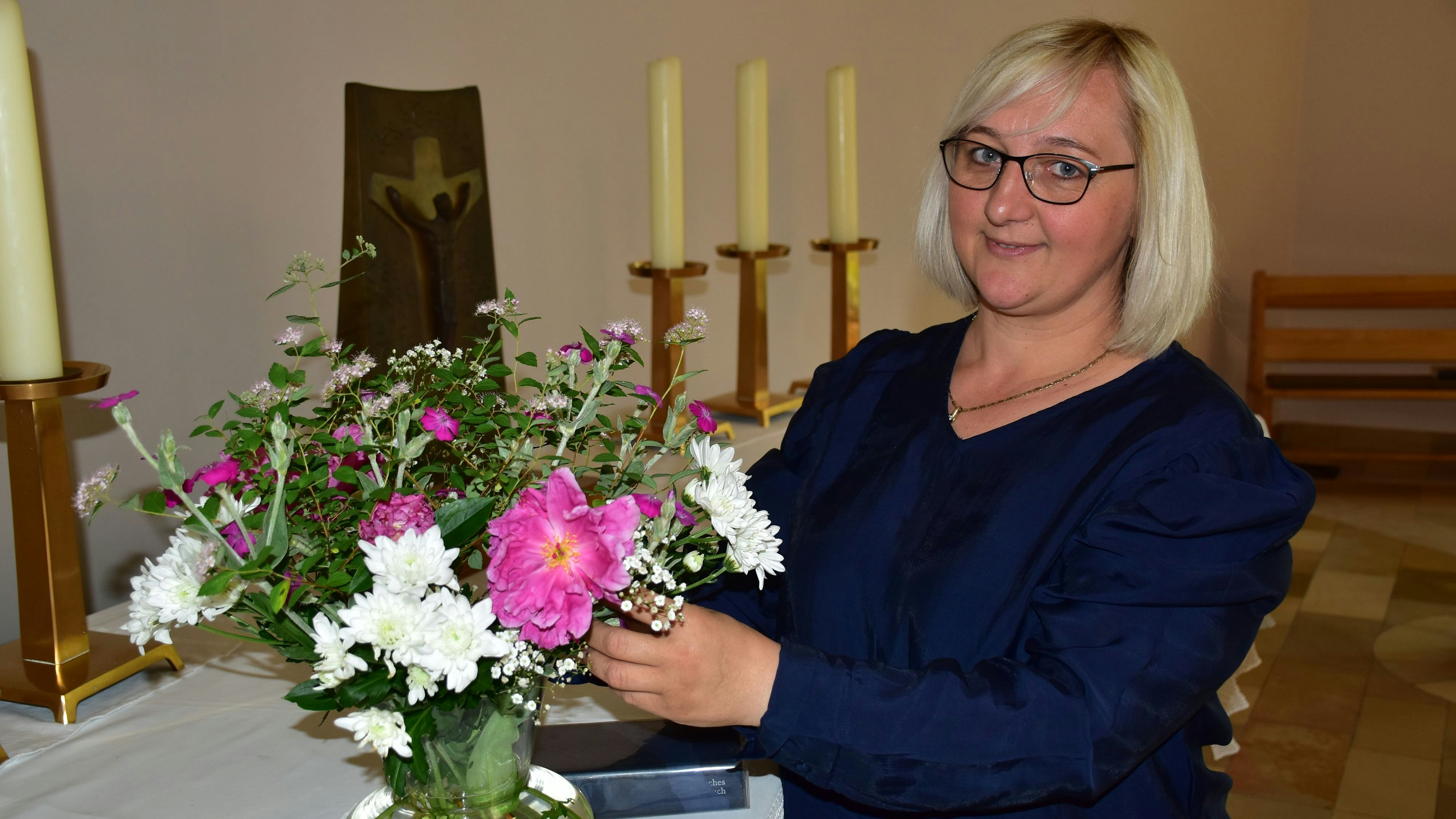 Blumen und viel mehr: Natalie Schwarz kümmert sich als Küsterin der evangelisch-lutherischen Kirchengemeinde Damme auch um deren&nbsp; beide Gotteshäuser. Foto: Lammert