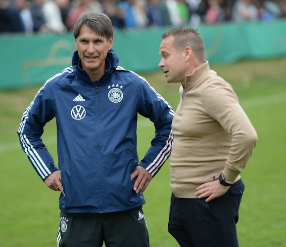 Fachgespräch: DFB-U15-Coach Michael Prus (links) im Austausch mit seinem niederländischen Kollegen, Maurice Hagebeuk. Foto: Langosch