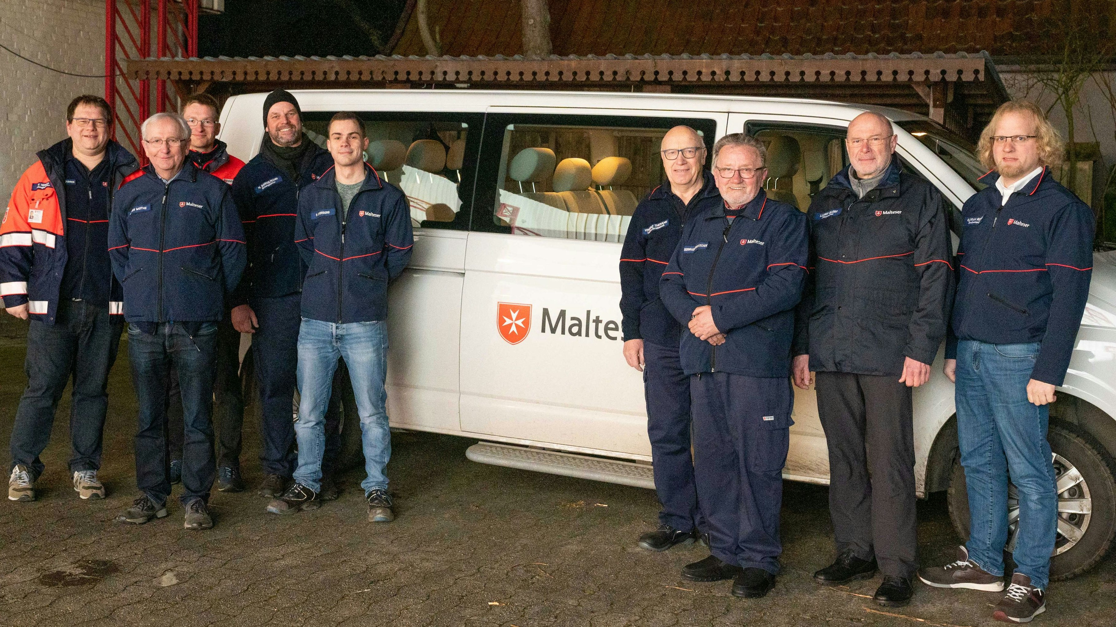 Montagmorgen in Vechta: Malteser fahren zusammen nach Berlin, um gesponserte Mietfahrzeuge für den Transport ukrainischer Geflüchteter zu den Maltesern nach Polen zu bringen. Foto: M. Niehues