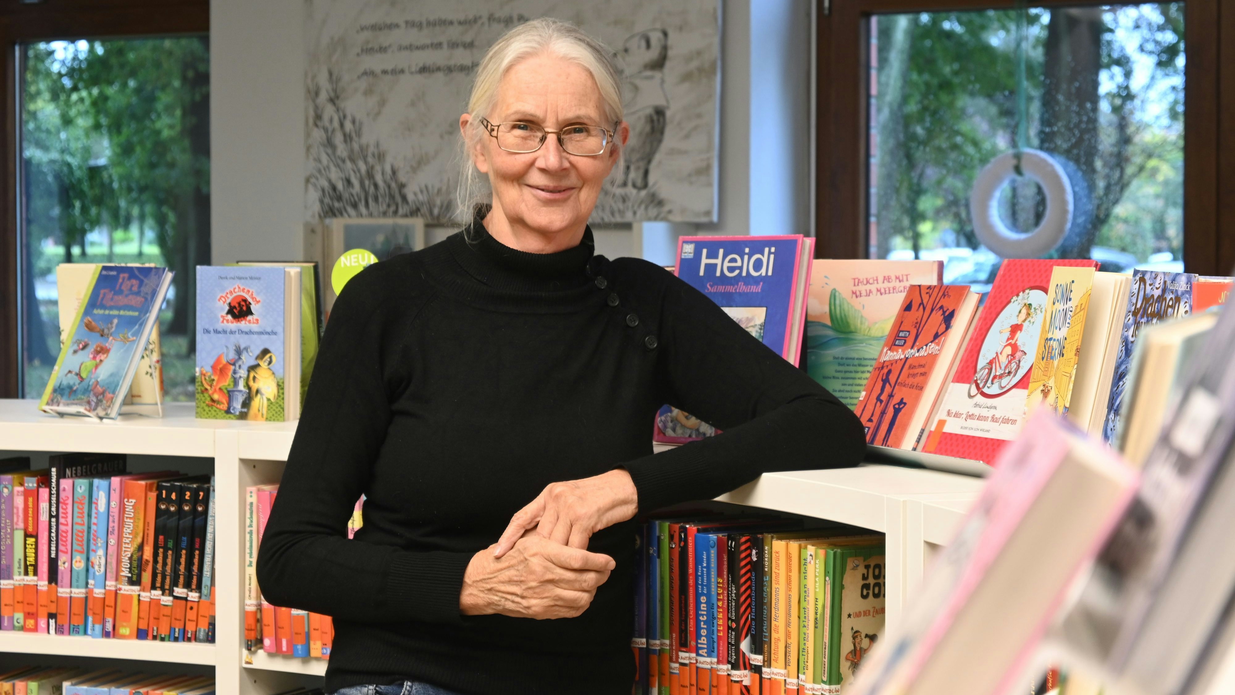 Hofft auf viele Besucher: Büchereileiterin Ulla Moormann. Foto: Vorwerk