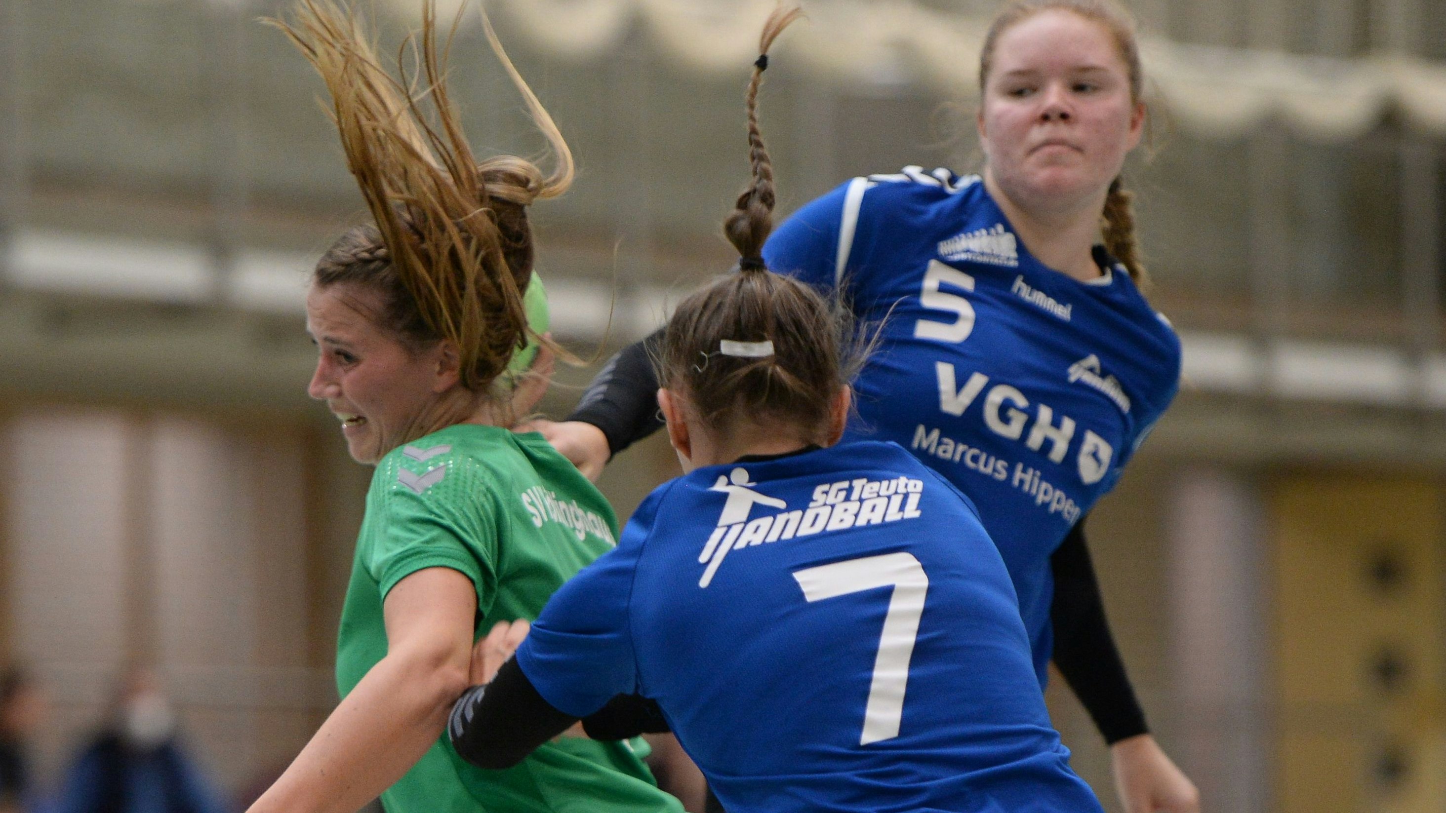 Klasse Leistung: Lena Walter (links) gehörte zu Höltinghausens Besten beim Sieg über die SG Teuto Handball. Foto: Langosch
