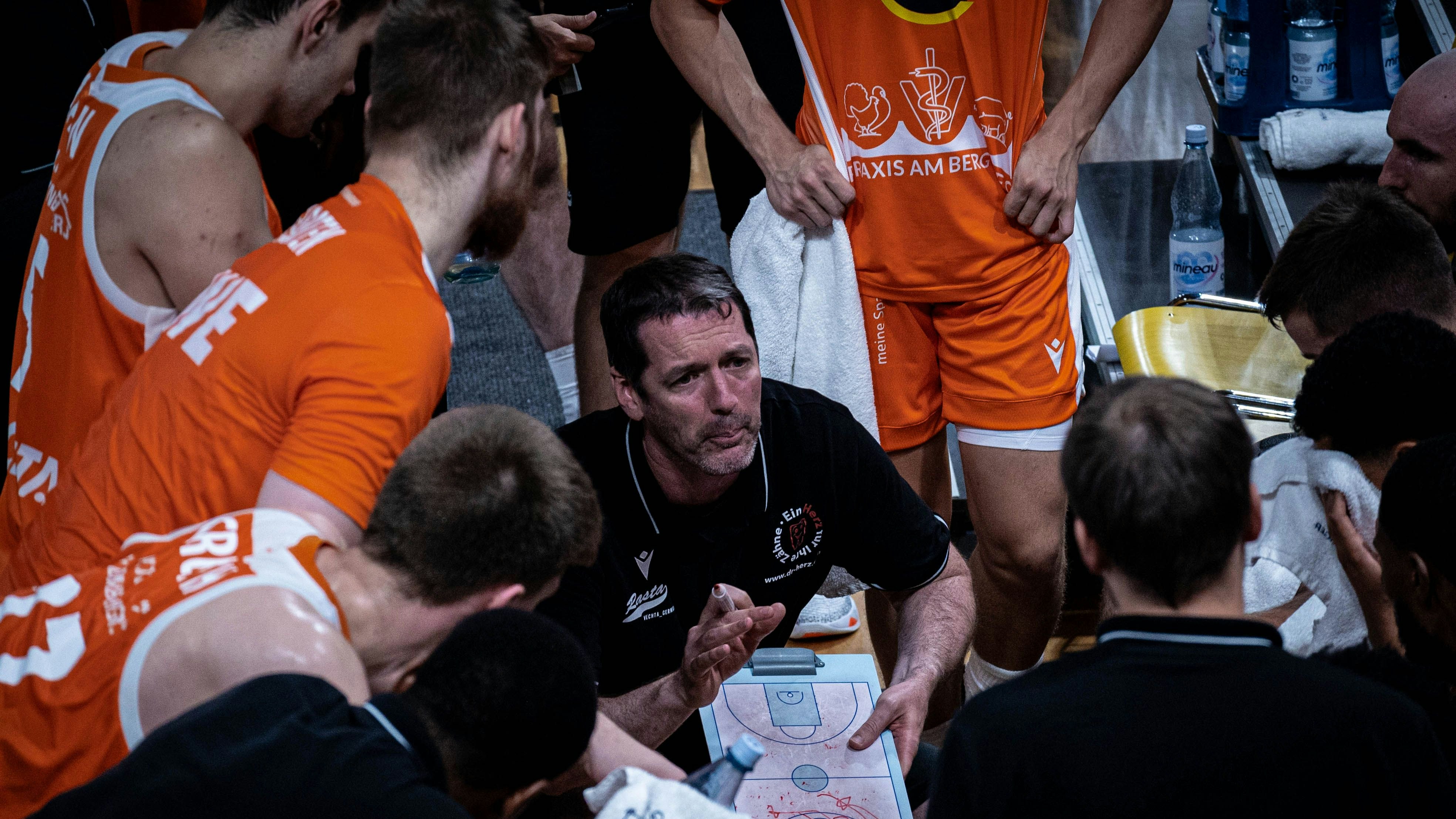 Achtung, der Trainer spricht: Rastas Team um Coach Ty Harrelson während einer Auszeit gegen Den Bosch. Foto: Rasta/Kreyenborg