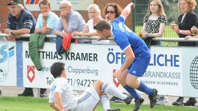 Kampfstark: Der FC Lastrup (blaues Trikot) will gegen Emstek den dritten Saisonsieg einfahren. Foto: Bettenstaedt