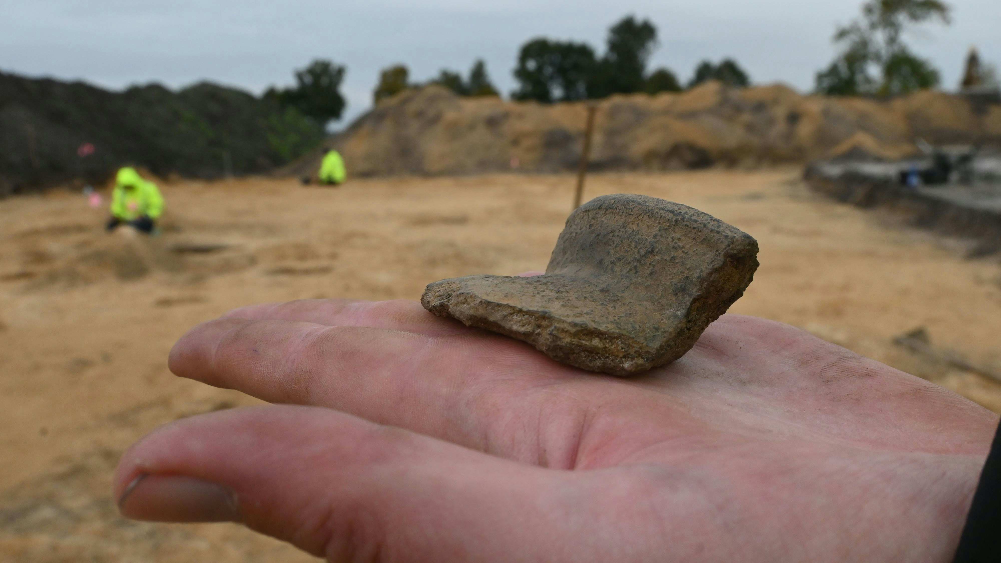 Am Montag gefunden: Eine Keramik-Scherbe, die vom Rand eines Gefäßes stammt. Foto: Vorwerk