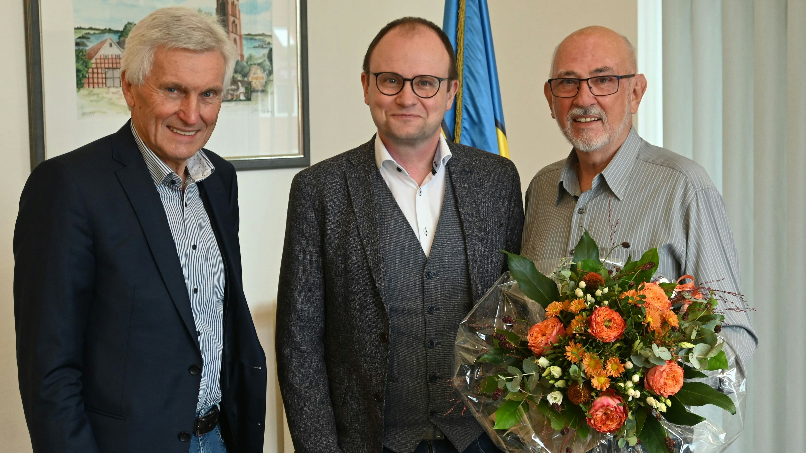 Blumen zum Abschied: Bürgermeister Thomas Höffmann (Mitte) dankte Peter Krichbaum für sein Engagement in den vergangenen Jahren. Links ist der Nachfolger Eugen Gehlenborg zu sehen. Foto: Thomas Vorwerk