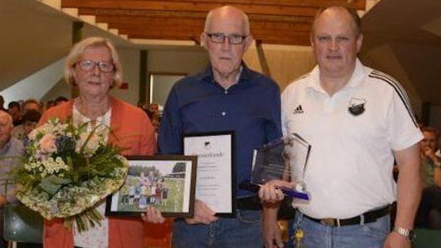 Besondere Ehrung: Josef Rolfes (Mitte), hier mit Ehefrau Hildegard und dem Vereinsvorsitzenden Willi Hoping, hat sich mehr als 50 Jahre ehrenamtlich im Verein engagiert. Foto Rosenbaum