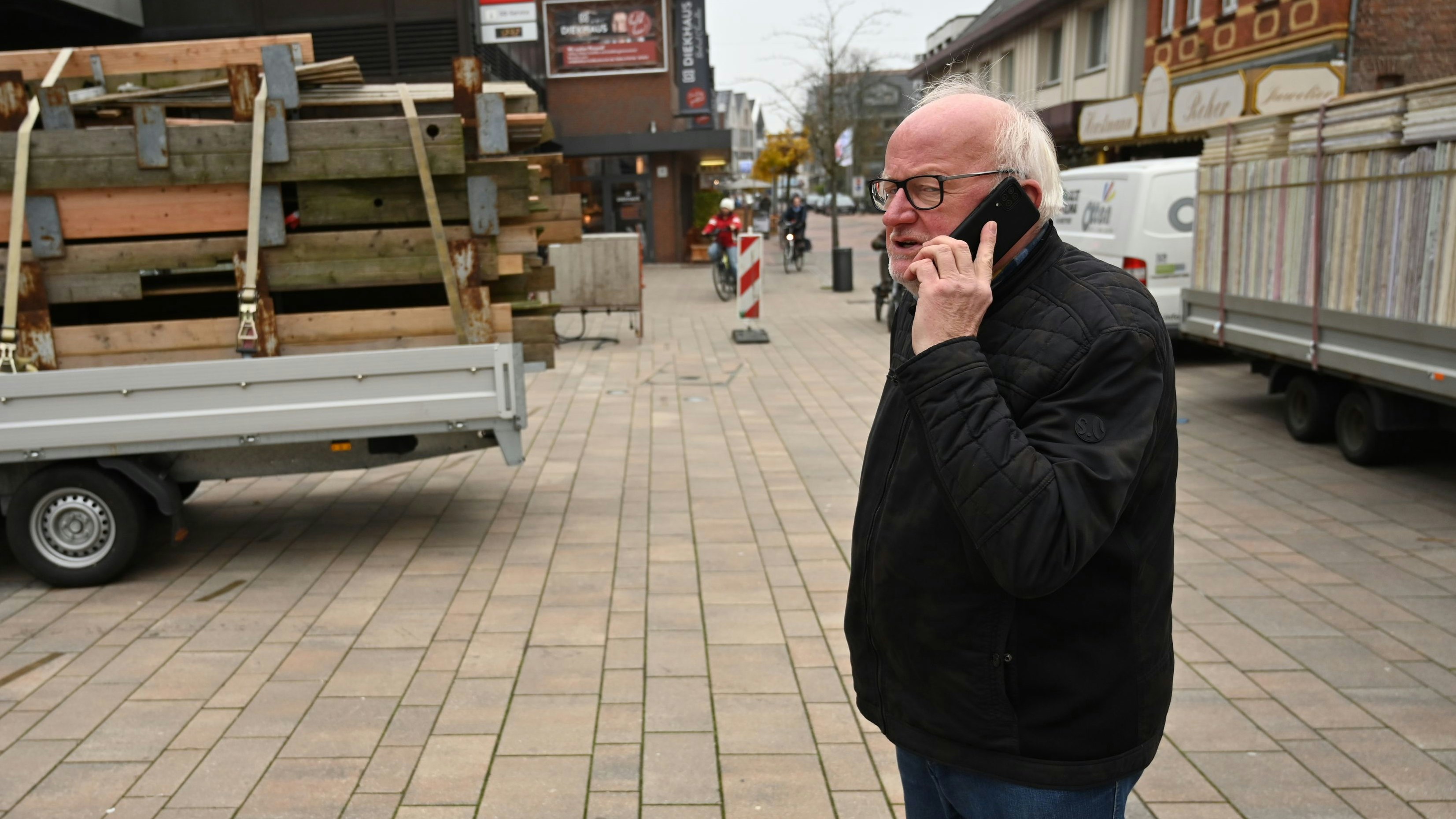 Im Einsatz am Telefon: Der ehrenamtliche CM-Geschäftsführer Hubert Kulgemeyer war am Montag mit der Organisation des Aufbaus beschäftigt. Foto: Hermes